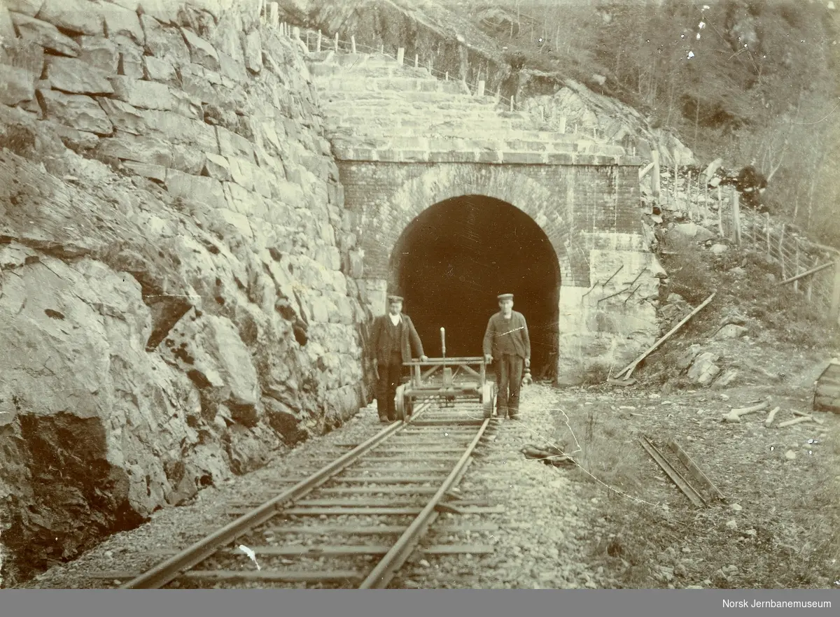 Ukjent tunnel på Vossebanen - to banevoktere med håndtralle poserer