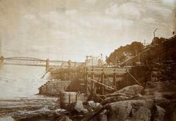 Anleggsarbeide ved Sarpsfossen med jernbanebrua i bakgrunnen