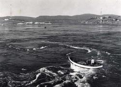 Saltstraumen, åpen motorisert båt og robåter på fiske i Salt