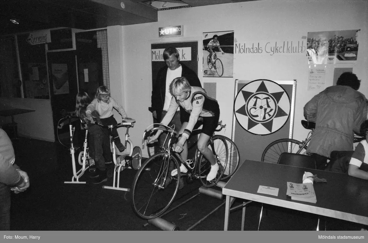 Föreningarna dag på fritidsgården i Kållered, år 1983. Ulrika och Sten-Erik Andersson från Mölndals Cykelklubb.

För mer information om bilden se under tilläggsinformation.