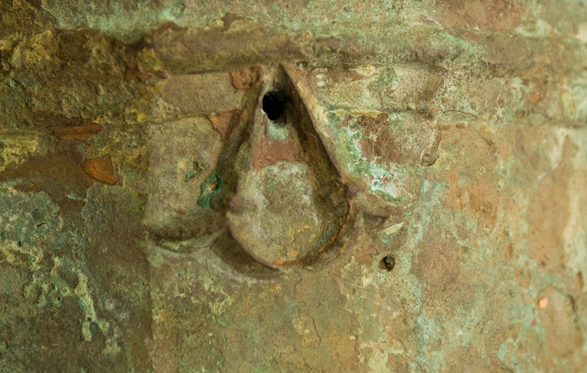 Eldrör av brons för 12-pundiga järnkulor. Mynningsladdad. På ovansidan Christian II:s vapensköld.