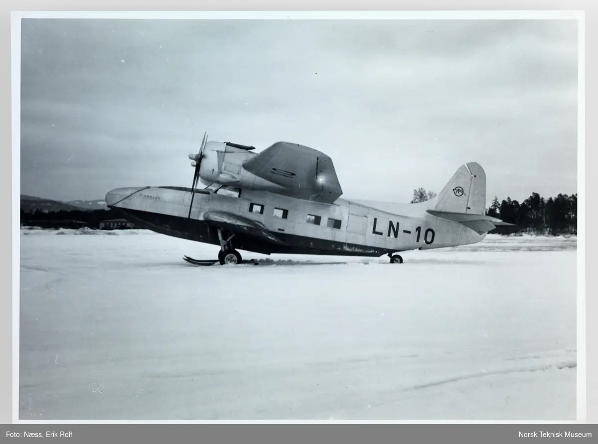 Flyet 5-A "Finnmark" på et snødekket vann.