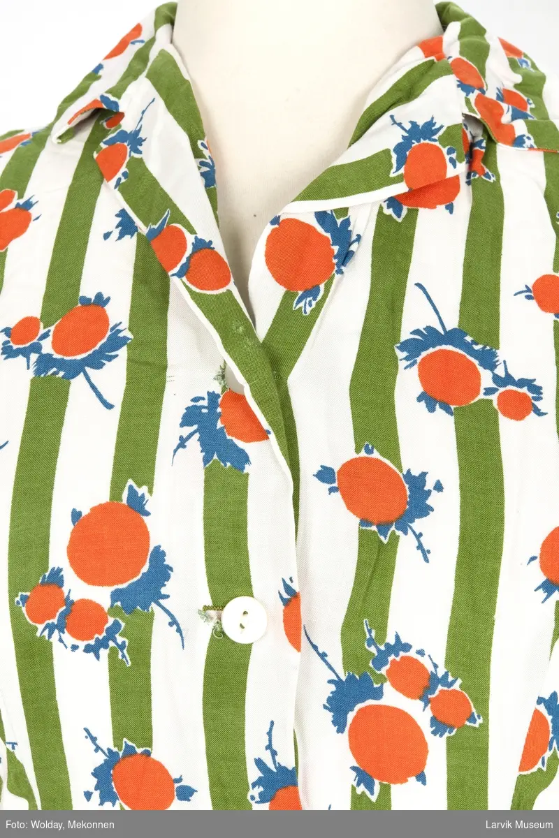 Trykket motiv med grønne striper og oransje "frukter" med blå blad og stilk