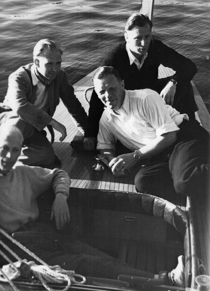 Den segrande besättningen på 30-S177 KORYBANT efter seglingarna om the Marblehead Trophy, Sandhamn 27 juli 1943. Fr v t h Ocar Plym, Hans Lindgren, Conny Looft och Nils Nilsson.