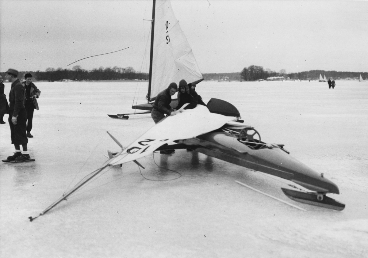 Internationella isjaktsseglingarna på Stora Värtan 1940.

Den tyska isjakten i förgrunden har inte identifierats, i bakgrunden Bengt Plyms 10 kvm-jakt 10-S1 AMARY.