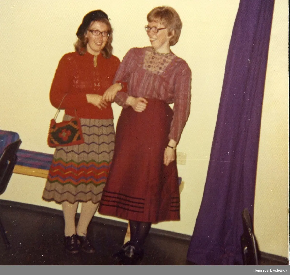 Kostymefest - "Kle deg som i gamle dagar"  i Samhald ungdomslag 1972-73. Festen vart halden på Hemsedal samfunnshus.
Frå venstre: Margit H. Ulsaker, fødd 1944, og Kari Bjerkheim, fødd 1947.