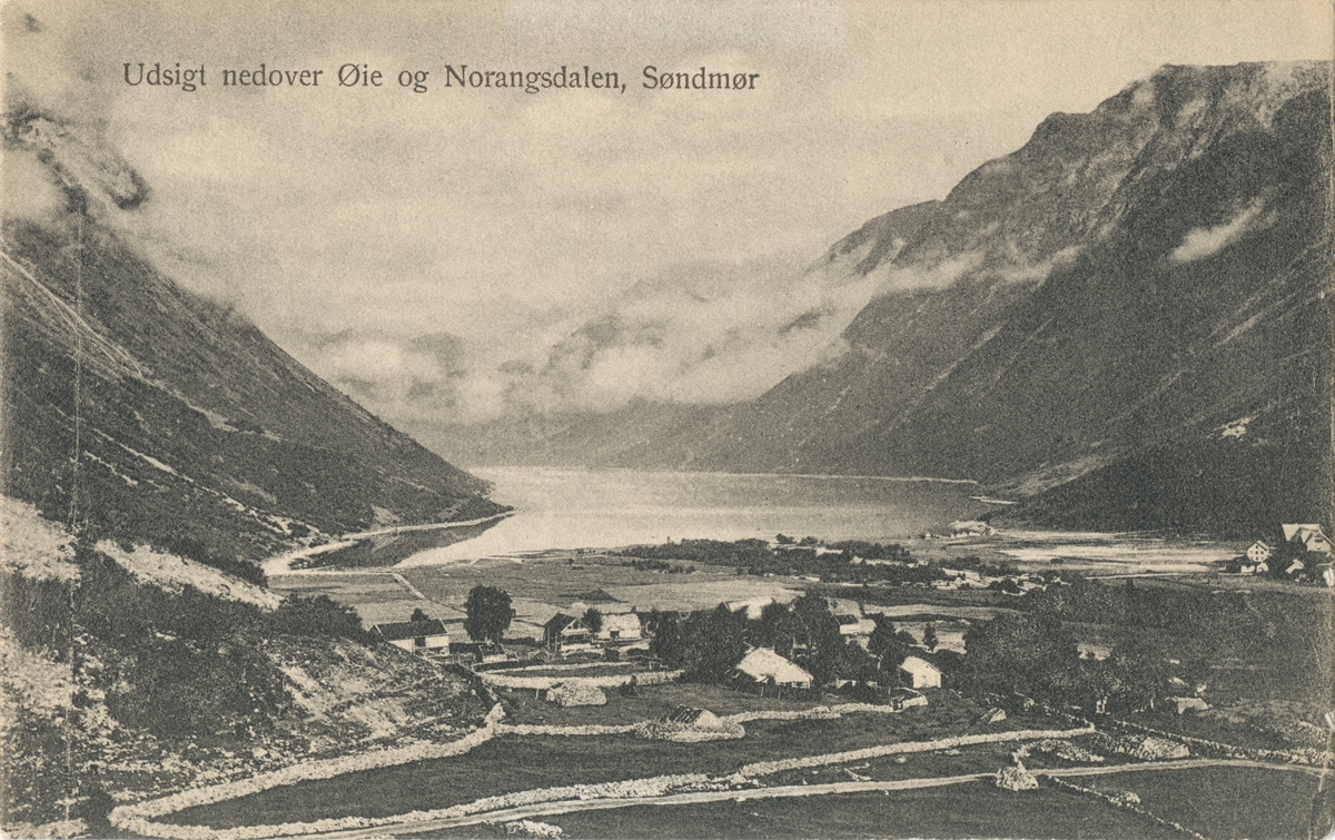 Parti av Øye i enden av Norangsdalen med utsikt mot Norangsfjorden.