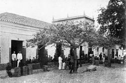 Folkeforsamling på et torg