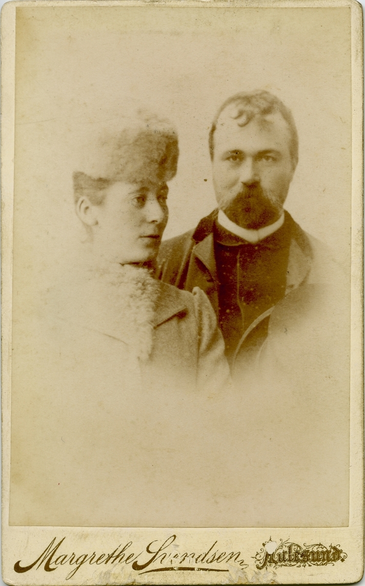 Portrett av diktarpresten Anders Hovden og kona Lina Marie Devold.