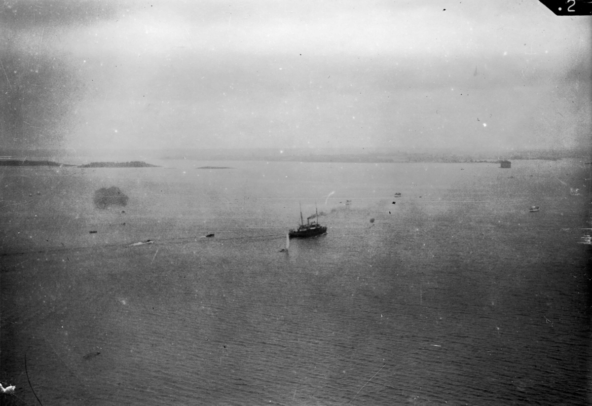 HMS Svensksund med Vitöfynden ombord, någonstans mellan Tromsö och Stockholm.