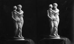 Statue av to omfavnende mennesker, greske