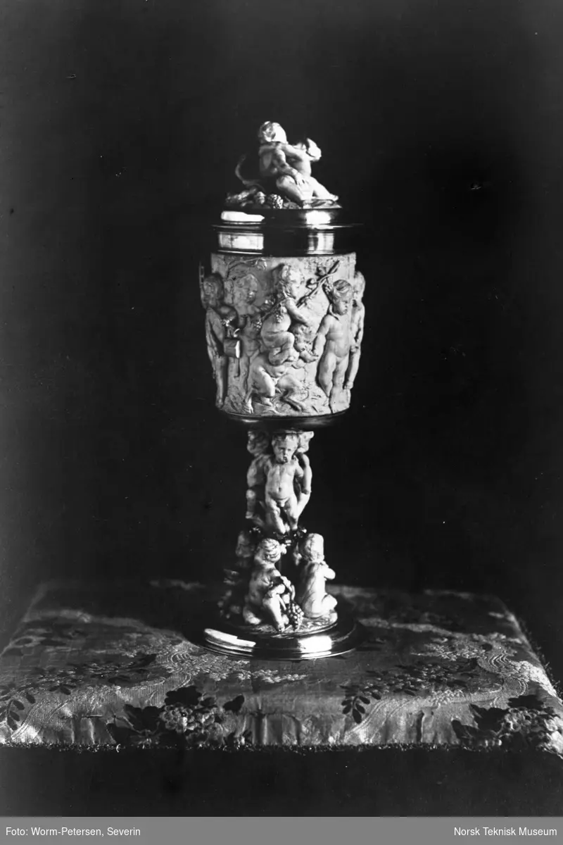 Pokal med Bacchanter og Amoriner (Den løvenørnske pokal), fra pakke merket Magnus Berg Træskulptur og Portræt