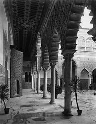Alcazar. Søilegangen om gaardsrummet. Sevilla.