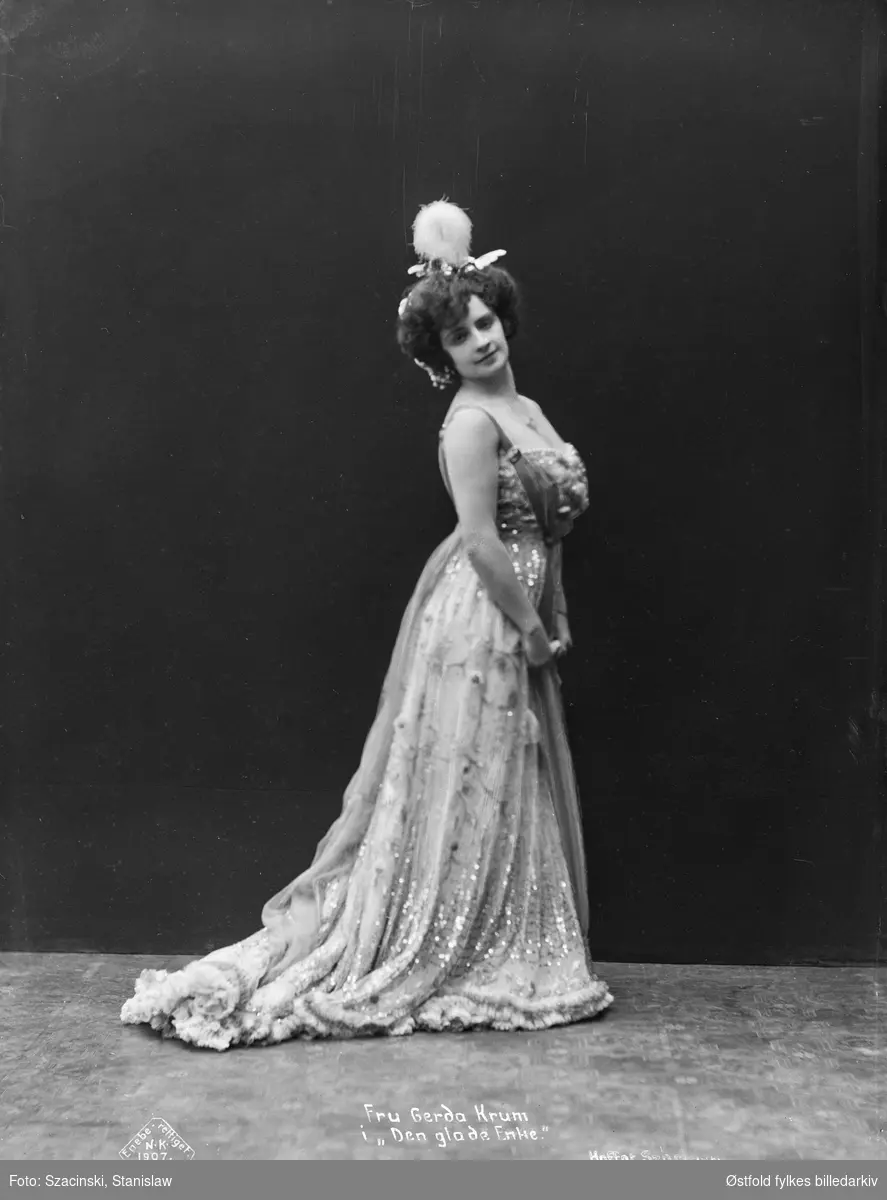 Fru Gerda Krum i "Den glade Enke", dansk skuespiller, ble først spilt i København i 1906, deretter på Nationaltheateret i Oslo.