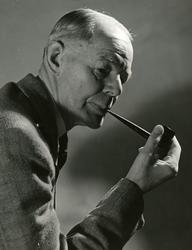 Portrett av mann med pipe i munnen.