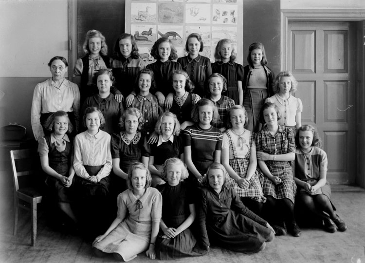 Vasaskolan, klassrumsinteriör, 22 flickor med lärarinna fröken Svea Elander.
Klass 6, sal 16.