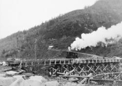 Anlegget Mosjøen-Mo i Rana : decauvillespor med damplokomoti
