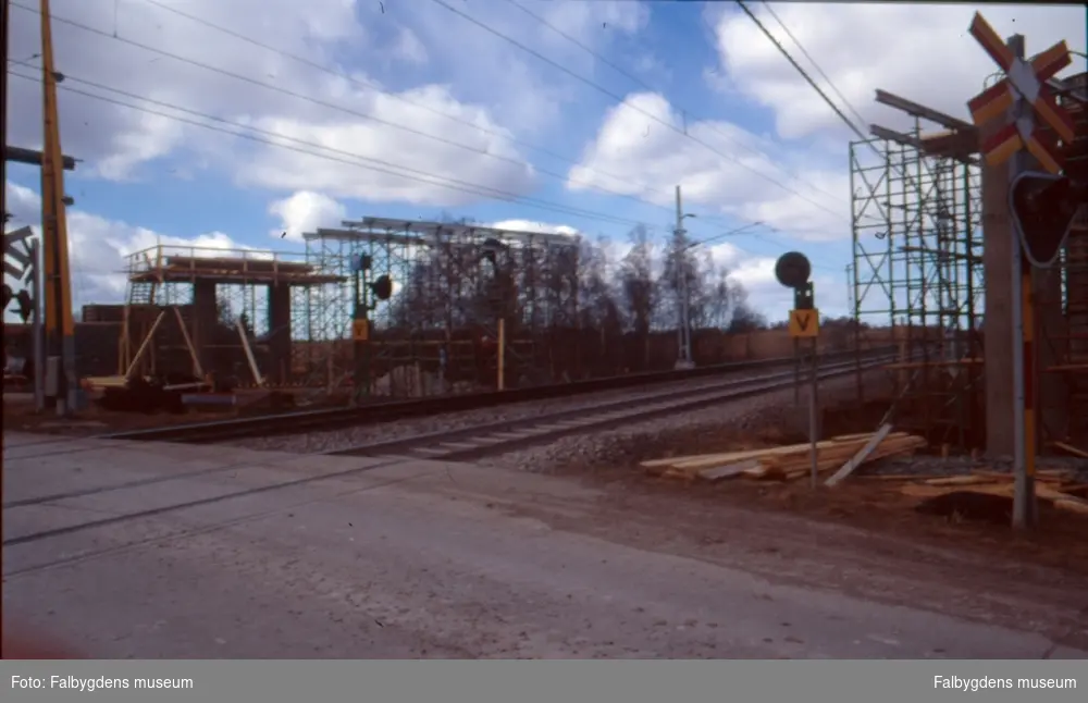 Brobygge över järnvägen vid Segerstad.