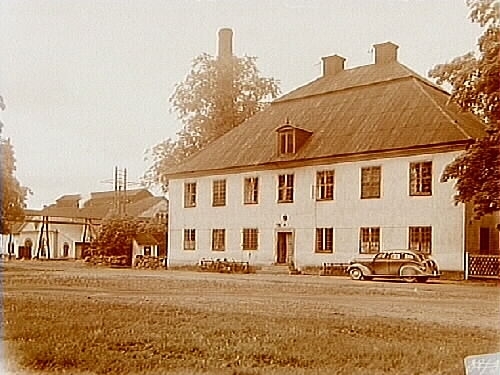 Österby Bruk, gamla kontoret med valonsmedjan till vänster.