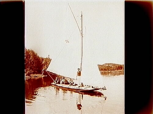 Segelsällskapets första segling i juni 1908 på Hjälmaren.
Ingenjör C. Löfgrens segelbåt, 4 personer.