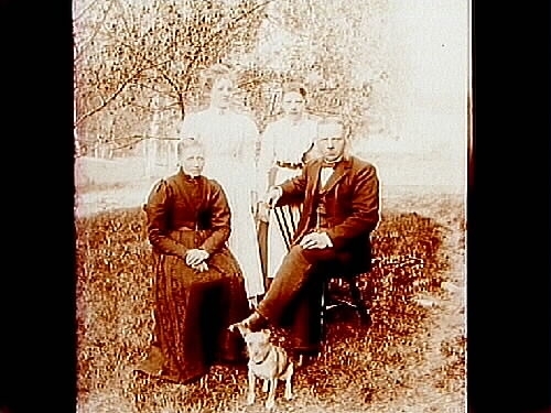 Familjegrupp 4 personer och en liten hund.
F.A. Lindgren