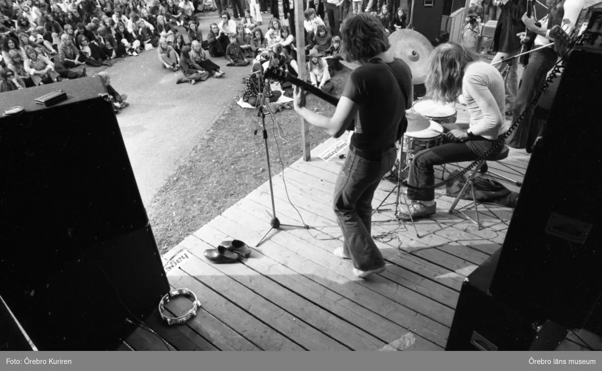 Musikfestivalen i Brunnsparken, 19 juni 1972.

På scen finns bl.a. musikern Pugh Rogefeldt.