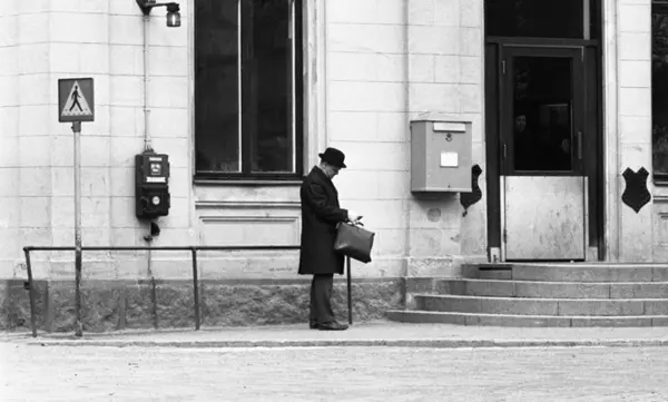 Plånböcker 27 April 1966 Man Hittar En Plånbok På Trottoaren - Örebro ...