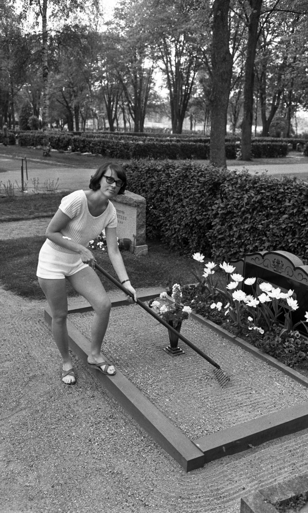 Eva Sundell jobbar på kyrkogården 3 juni 1965