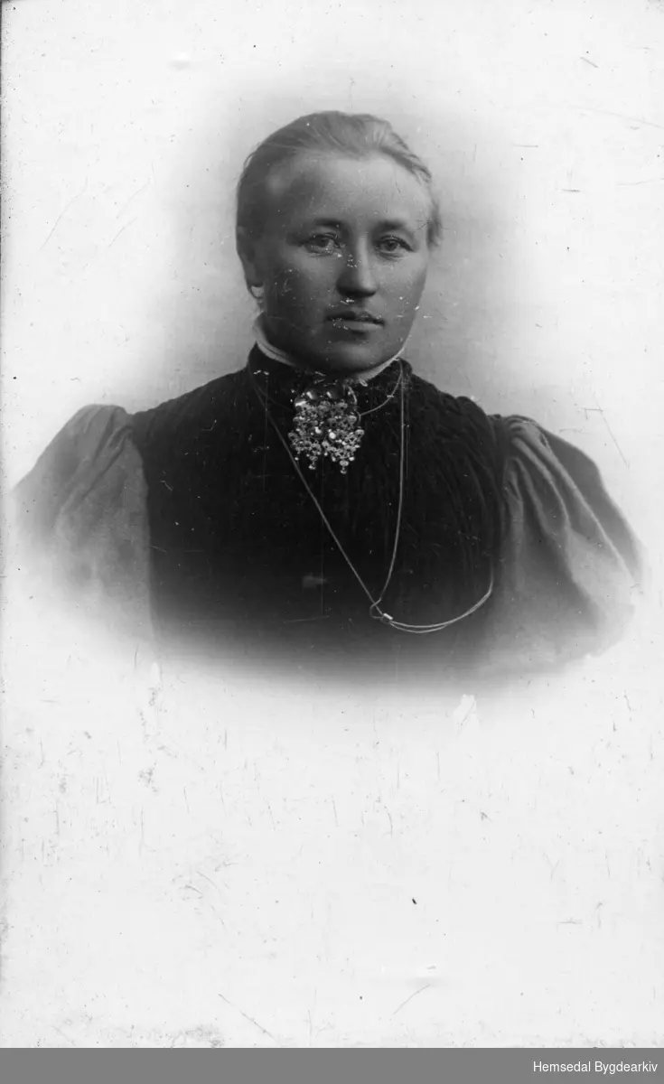 Birgit T. Brandvoll (1886-1925), gift Embre.