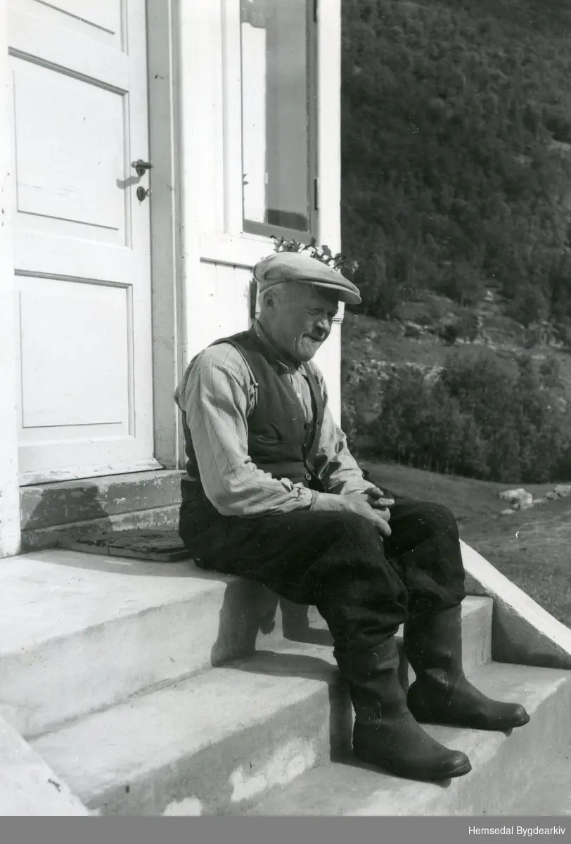 Ingvar Grøndalshaugen (1886-1969) på trappa heime på garden Grøndalshaugen i Hemsedal, ca. 1950