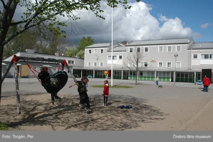 Dokumentation av Baronbackarna i samband med att höghuset dokumenterades av Andreas Lindblad "Rapport 2005:4".
Skolbyggnad, barn på skolgården.