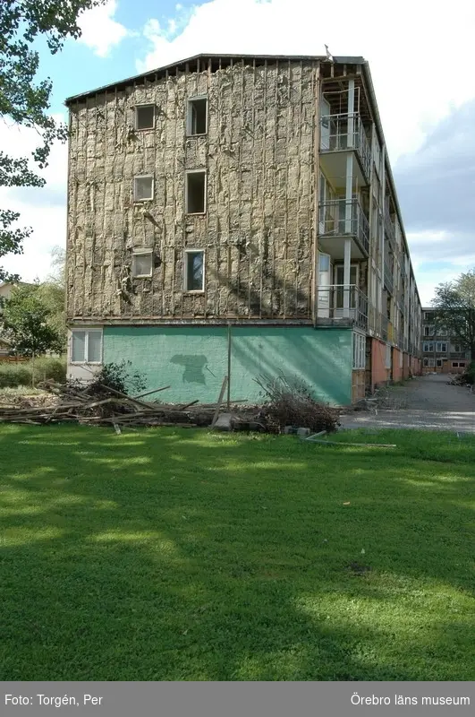Rivning av bostadshus i bostadsområdet Markbacken i Örebro.