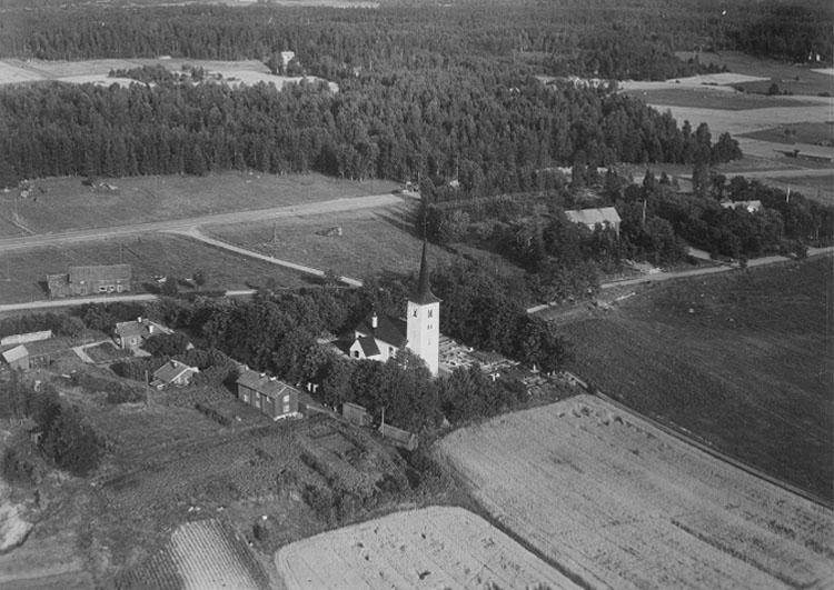 Flygfoto över Hovsta, med Hovsta kyrka.
Bilden tagen för vykort.