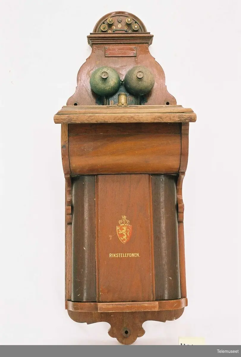 Apparatet er ombygget i 1918, til den nye rikstelefonstandaren.