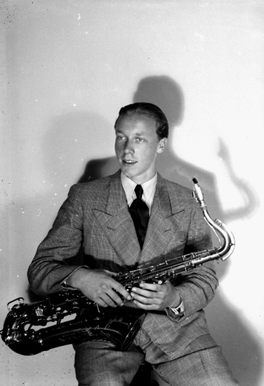 En man med musikinstrument (saxofon).
Carl-Henrik Norin