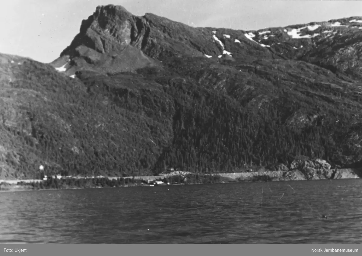 Jernbaneanlegget Mosjøen-Mo i Rana : parti ved Selhornvik sett fra fjorden, pel 5300