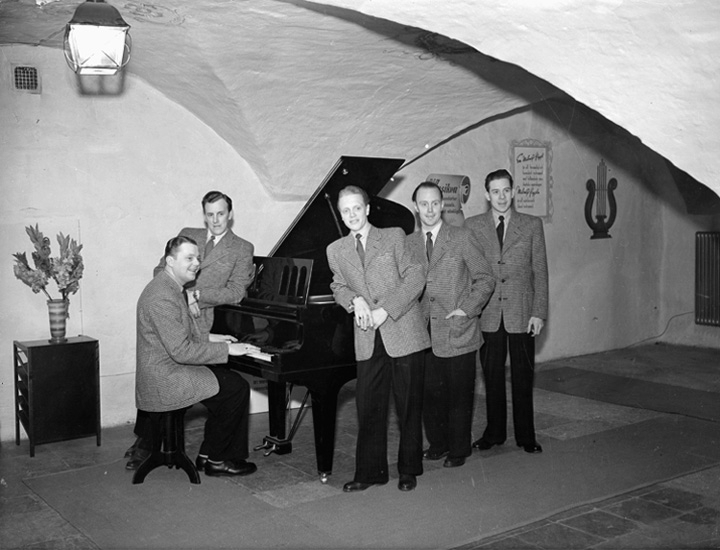 Wallstedts orkester, fem män vid pianot.