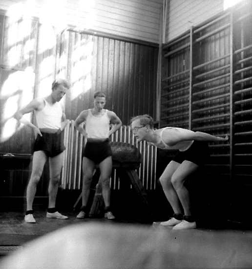 Interiör av gymnastiksalen, tre pojkar.
P.M.