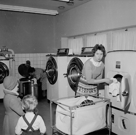 Konsum tvätt, interiör, fyra personer.