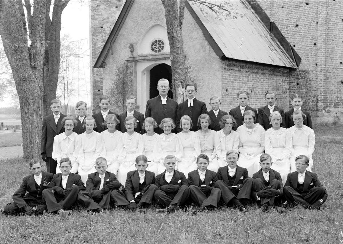 Konfirmander utanför Tensta kyrka, Uppland 1937