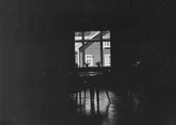 Det eneste som gir lys til bildet er lyset som kommer inn gj