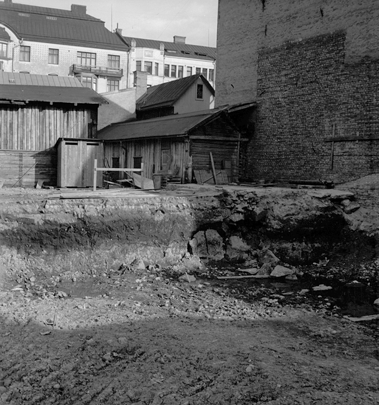 Örebro, Olaus Petri, kvarter 10:6. Bostadshus. 
Bilden från hörntomten Storgatan 15/Fredsgatan. I bakgrunden syns Storgatan 16. 
15 augusti 1944.