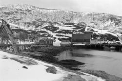 Fiskehjeller og bebyggelse i Skrolsvik.