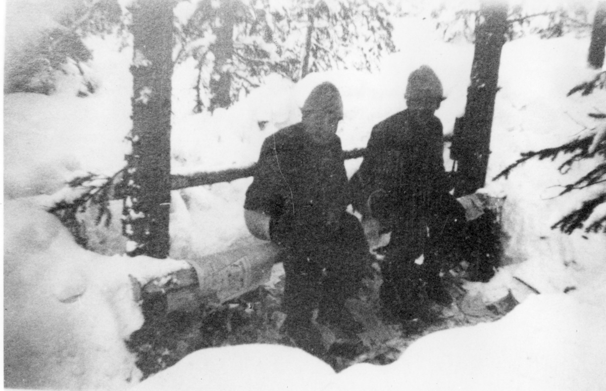 Dalamanövern, två soldater på latrinstång.
