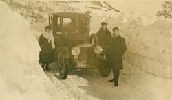 Album fra 1918-1934, "Snebrøyting." Fra Romsdalsveien, vinte