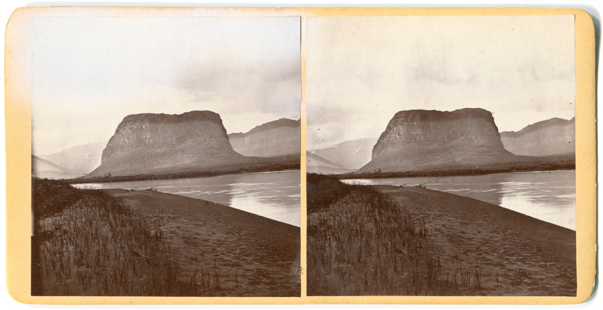 Stereoskopbild från Sarek. Berget Njammats vid Rapaälven.