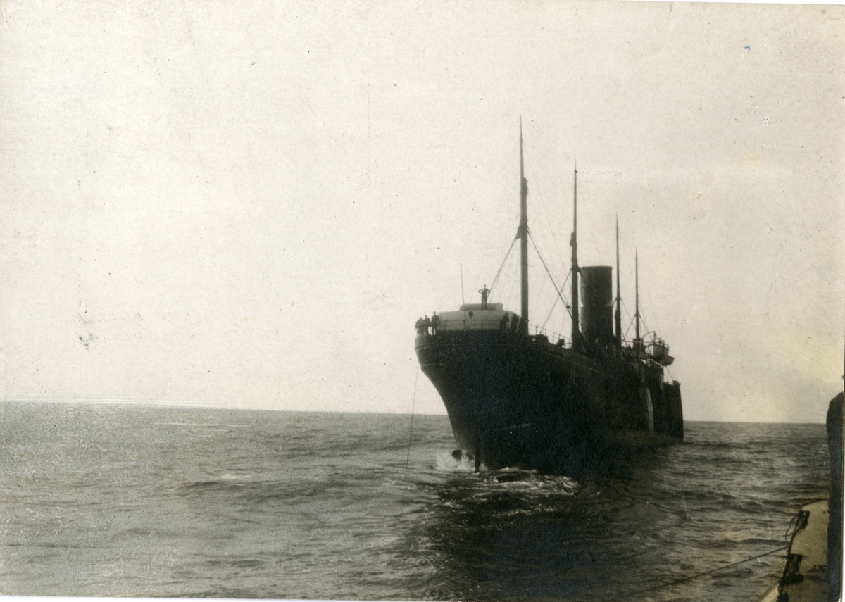 D/S 'Benguela' (ex 'Oakmore')(b.1897, Richardson, Duck & Co. Ltd, Thornaby-on-Tees), -sleper en tysk ubåt