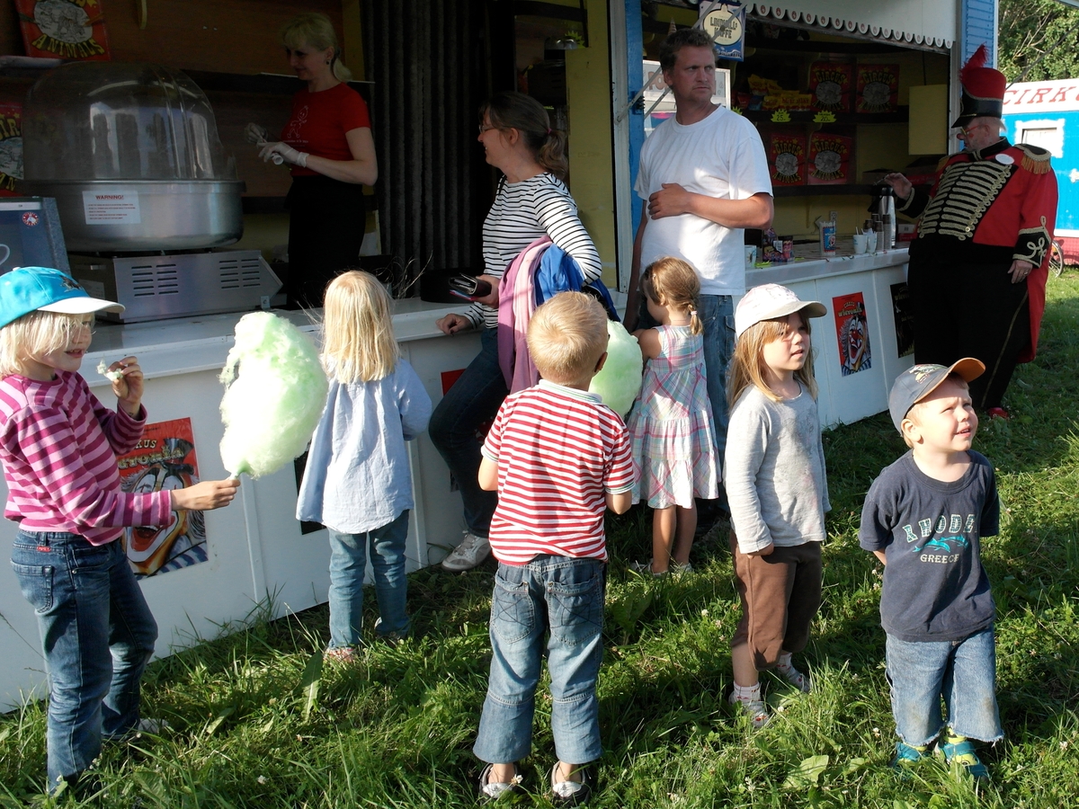 Cirkus på Ekebyfältet, barn köper sockervadd, Uppsala 2011
