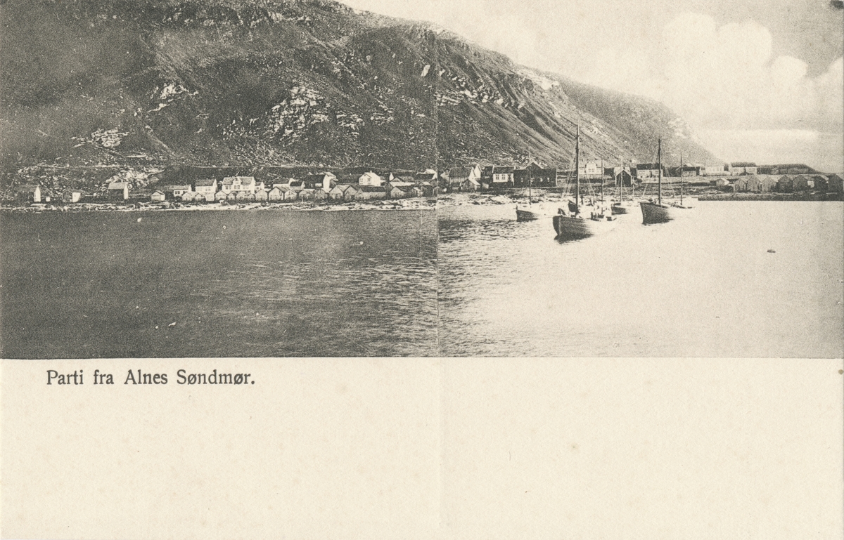 Prospektkort av bebyggelsen og noen båter på Alnes, Godøy.