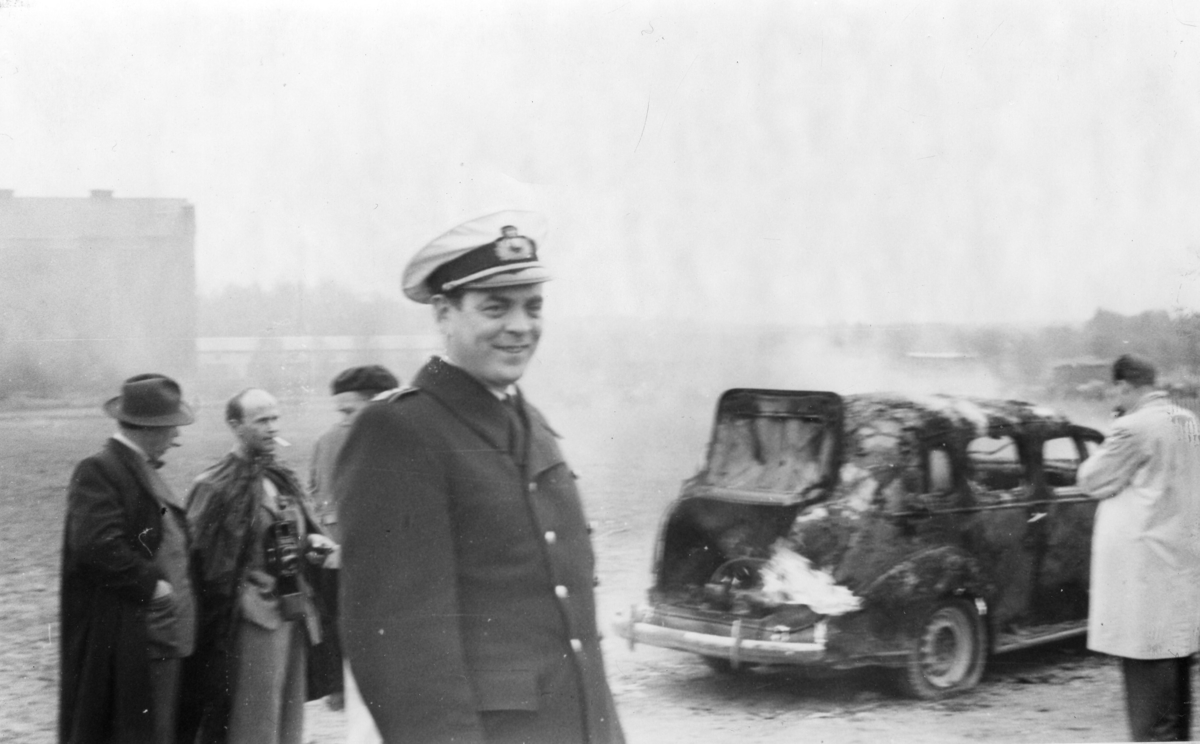 Brandövning, med brinnande amerikansk personbil. A 6. Bil från 30-talet.